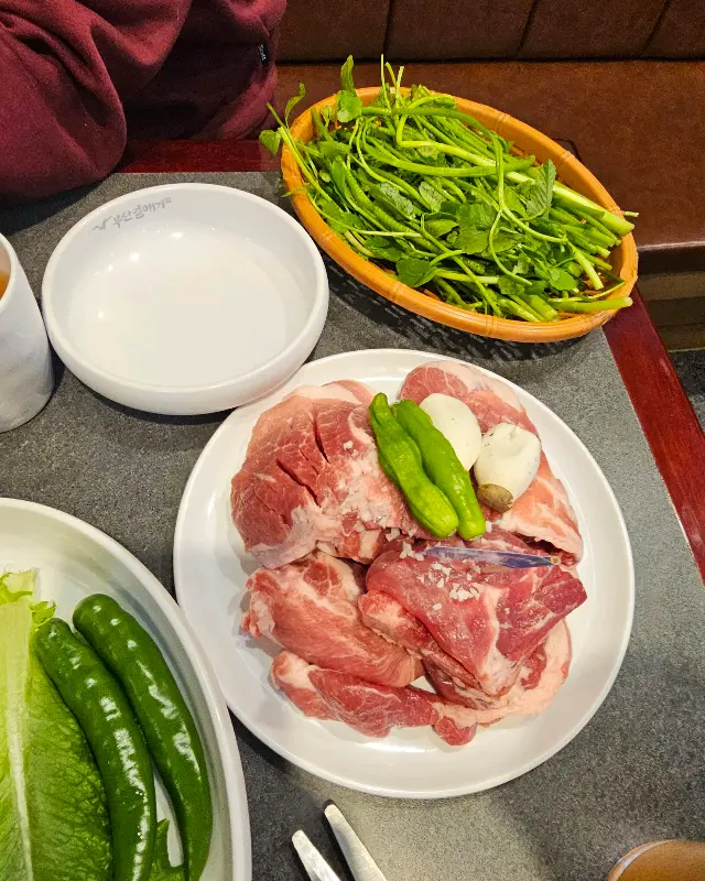 신선한 고기 한상 차림