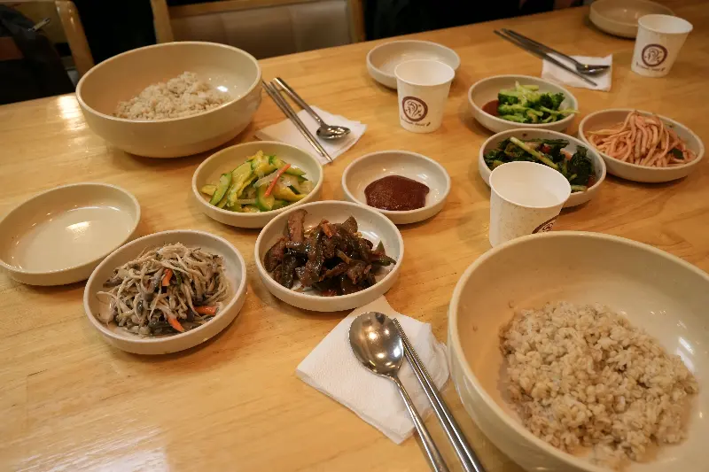 푸짐한 보리밥 재료