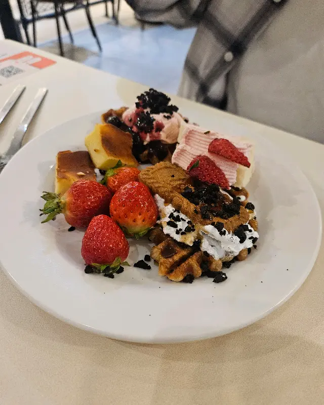 딸기가 듬뿍 올라간 디저트