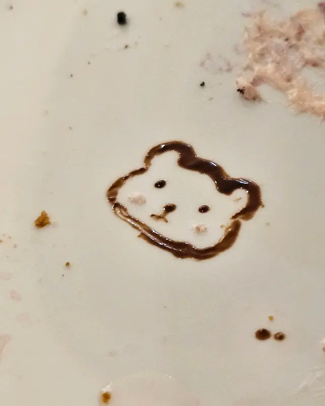 접시에 그려진 곰돌이 그림