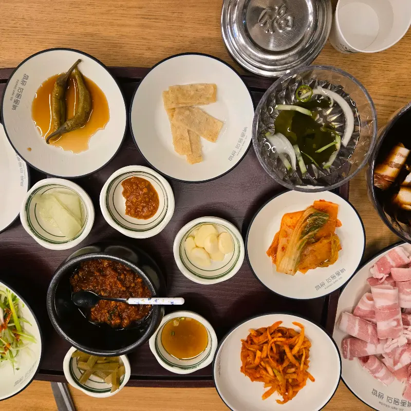 다양한 밑반찬들이 정갈하게 담겨 나온 모습