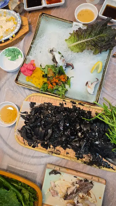 푸짐하게 차려진 해산물 한상