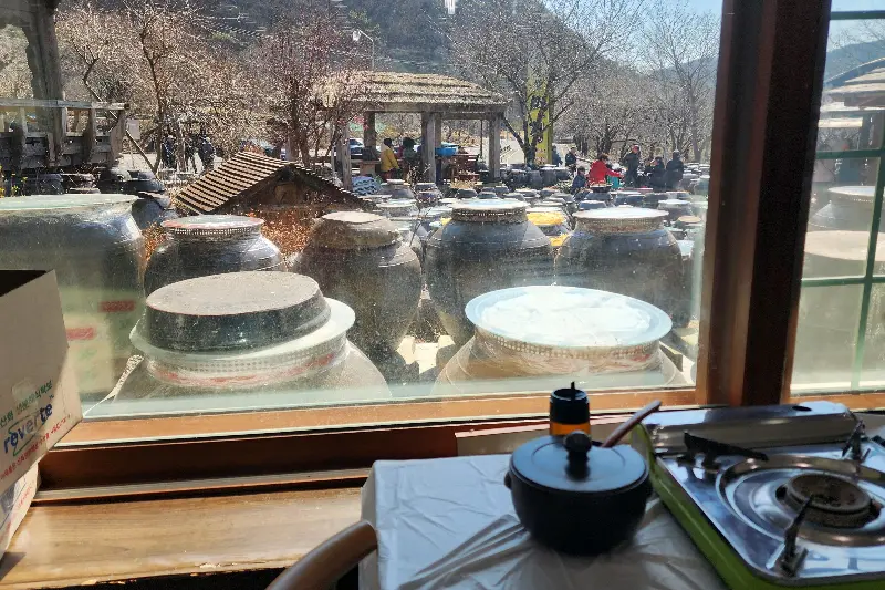 창밖으로 보이는 장독대 풍경이 운치를 더한다.