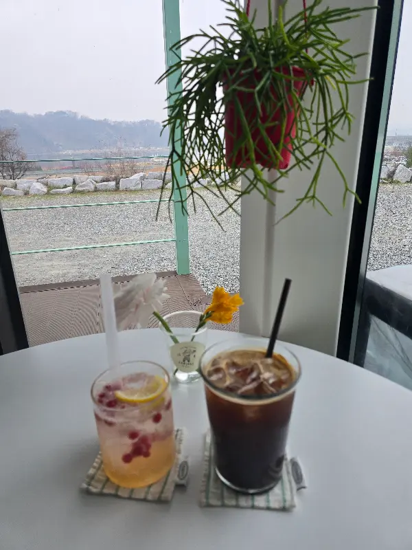 음료와 함께 보이는 창밖 풍경