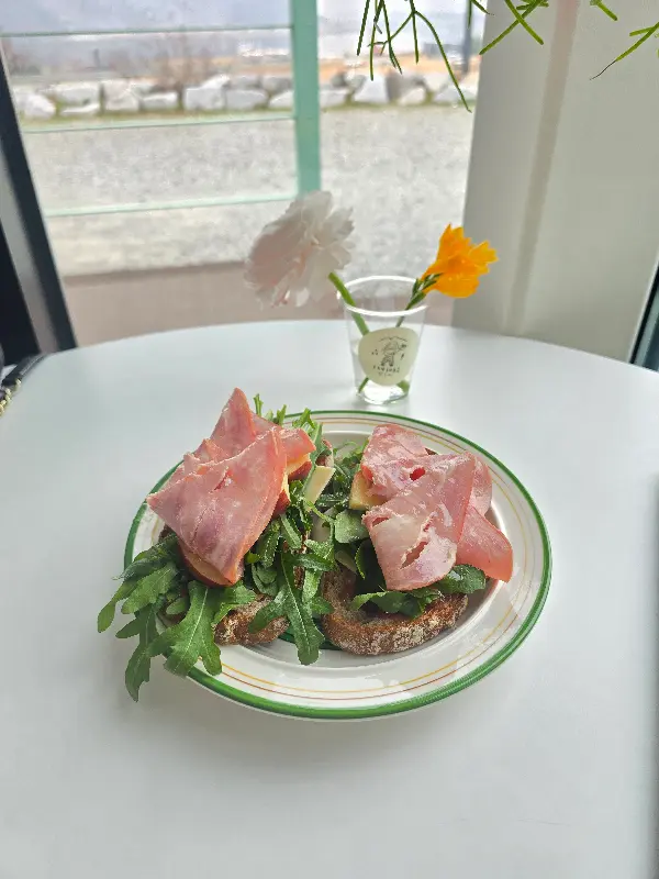 신선한 루꼴라가 듬뿍 올라간 샌드위치