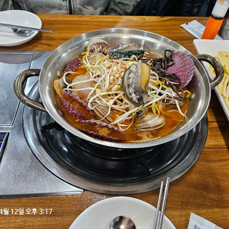 푸짐한 해산물 칼국수