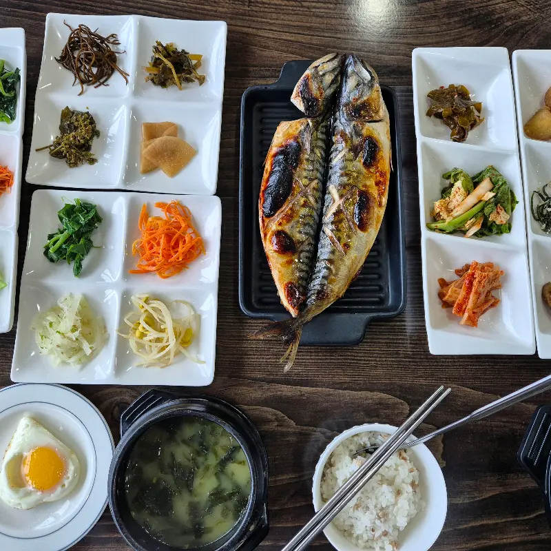 윤기가 흐르는 고등어 구이 클로즈업 사진