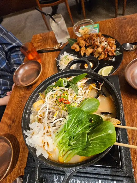 신선한 채소와 함께 끓고 있는 전골 요리