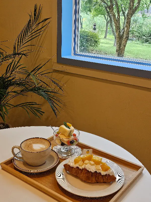 예쁜 쟁반에 담겨 나오는 커피와 디저트