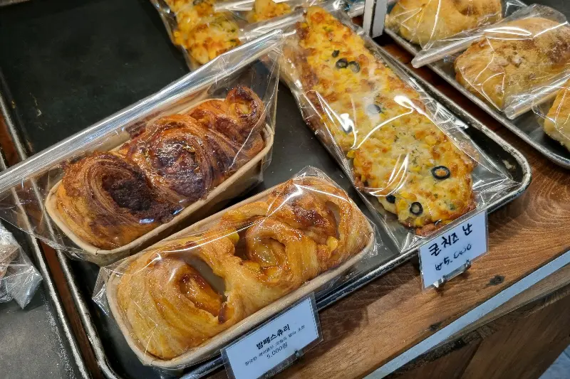 다양한 종류의 빵들이 가지런히 포장되어 있는 모습