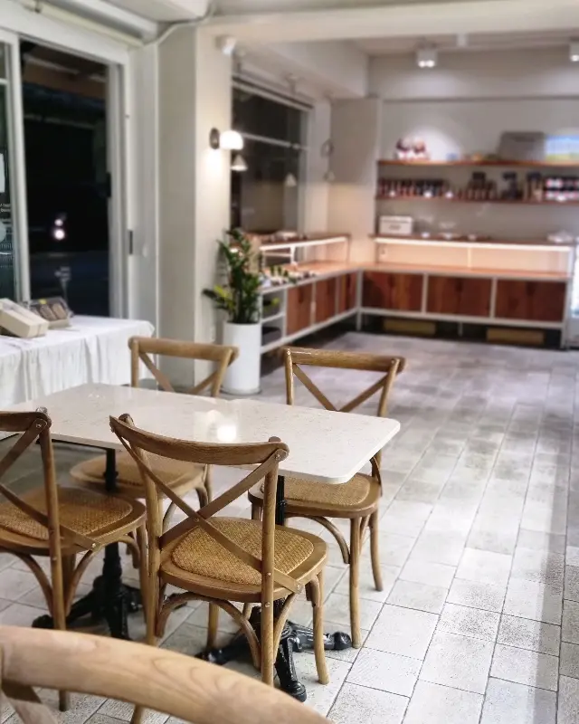 테이블과 의자가 놓여있는 쉐프조 내부 모습