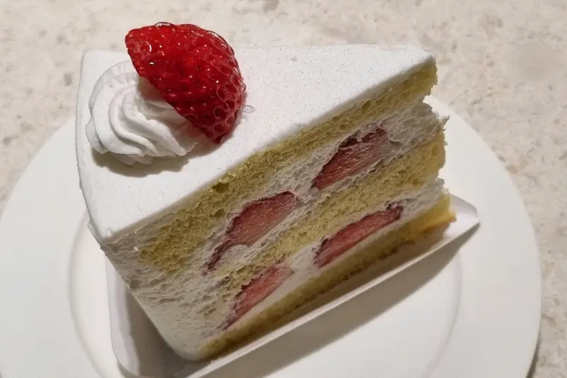 탐스러운 딸기가 얹어진 딸기 생크림 케이크 한 조각