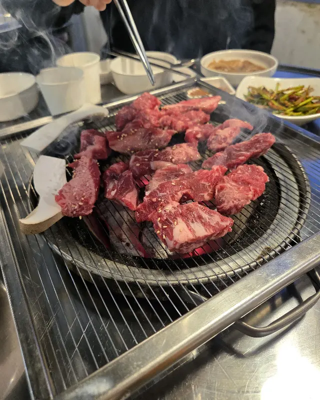 숯불 위에서 구워지는 소갈비살