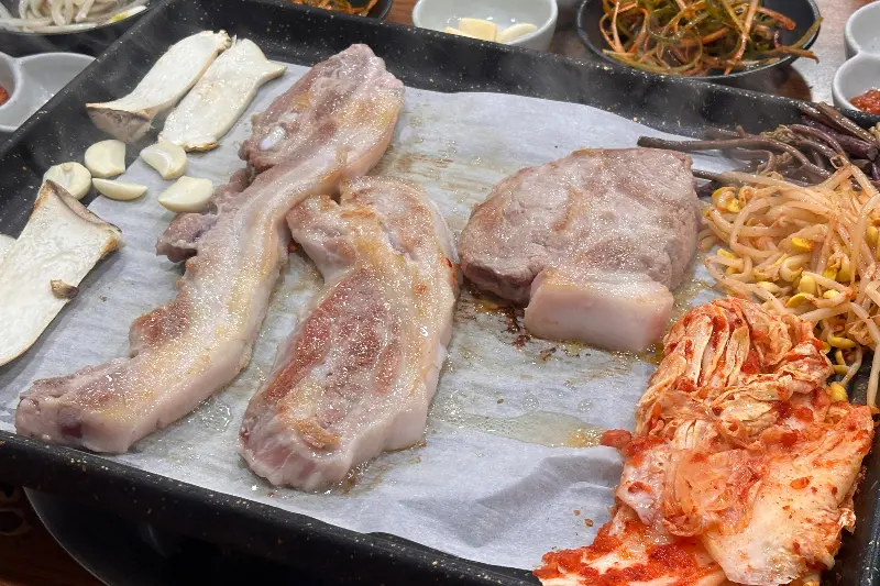 다채로운 쌈 채소와 밑반찬