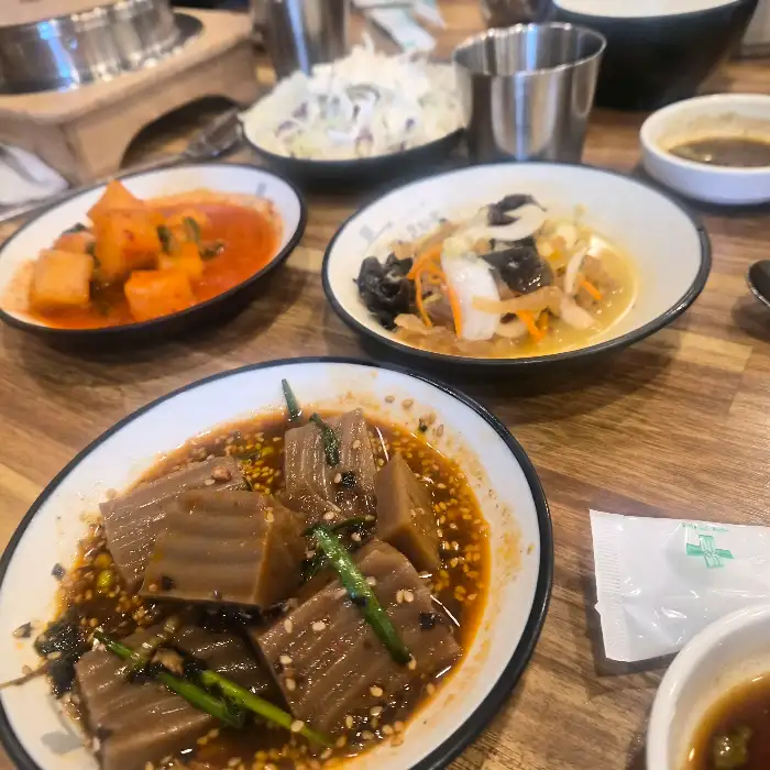 김과 콩나물, 명태조림을 함께 싸 먹는 모습