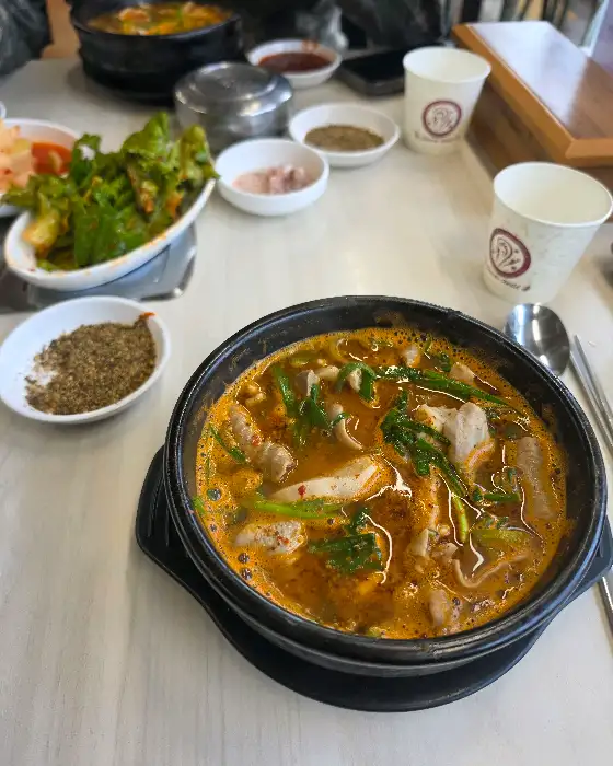 테이블에 차려진 국밥과 여러 가지 반찬들