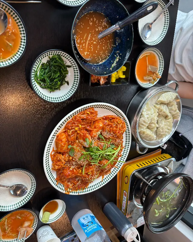 테이블 가득 채운 한 상 차림