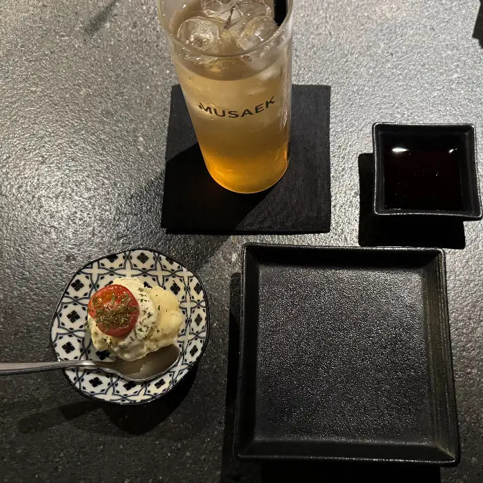 음료와 함께 제공되는 작고 귀여운 애피타이저