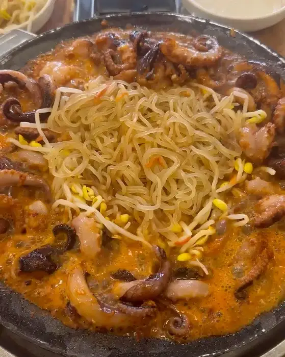 지글지글 끓고 있는 쭈꾸미 볶음