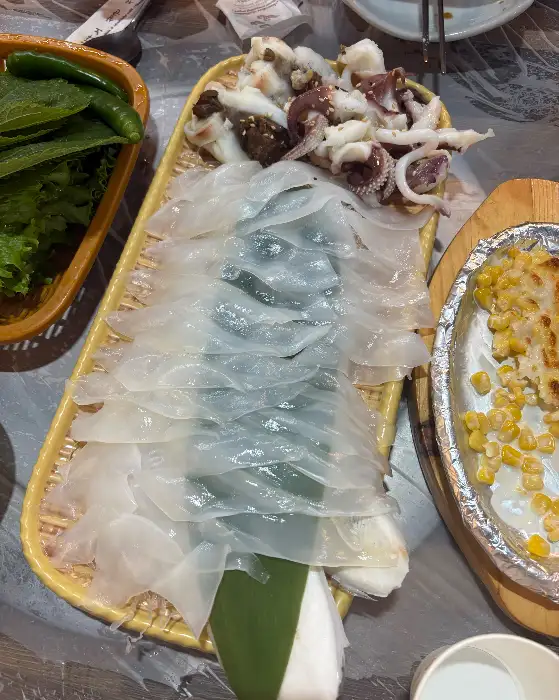 신선한 오징어회와 쭈꾸미