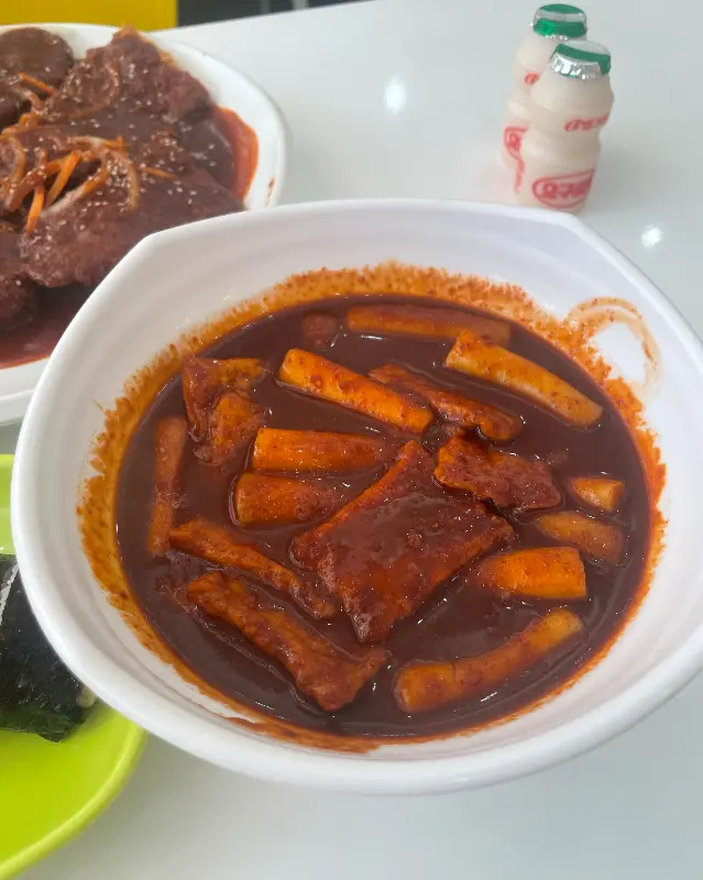 떡볶이와 돈까스의 조화