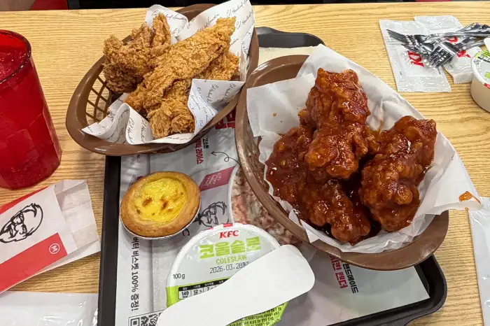 KFC 치킨과 비스킷
