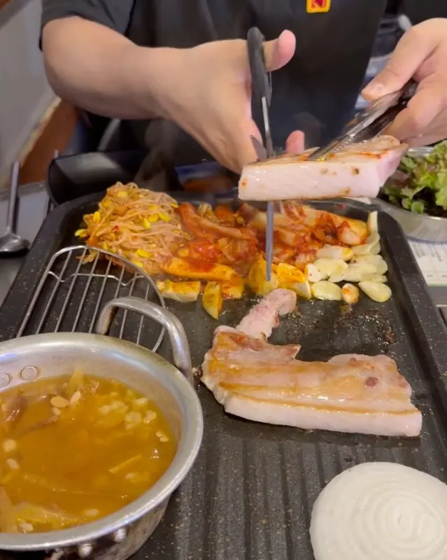 전문가의 손길로 구워지는 삼겹살