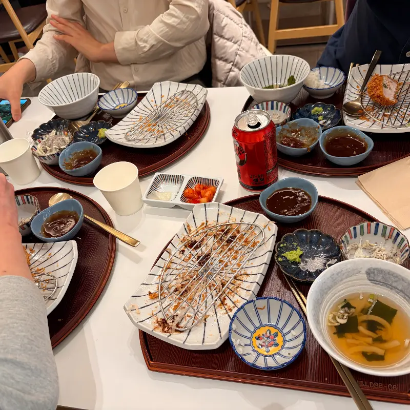 깔끔하게 비워진 식탁