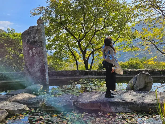 카페 주변의 연못과 조형물