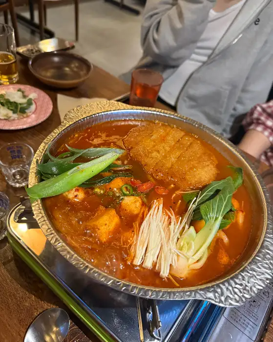 김치우동 전골이 보글보글 끓고 있는 모습