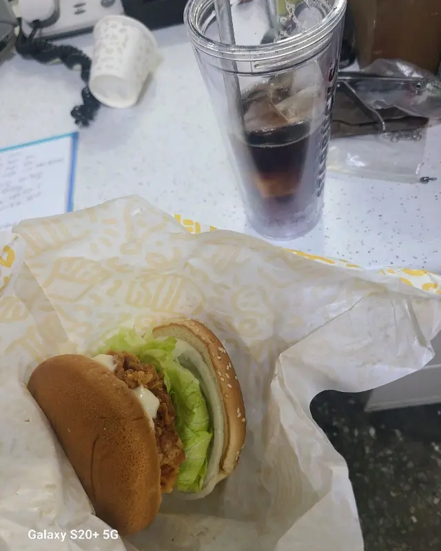 칠리새우버거와 콜라