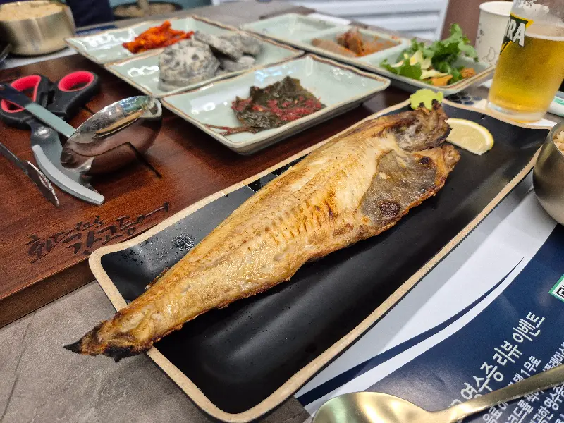 윤기가 흐르는 고등어 구이와 정갈한 밑반찬