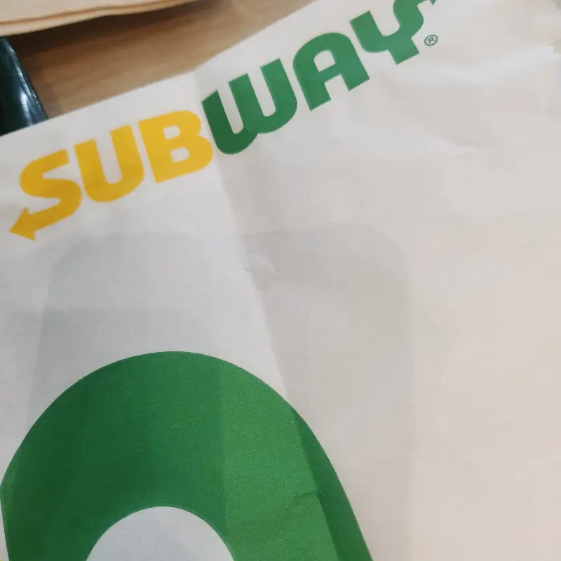 써브웨이 로고가 박힌 포장지