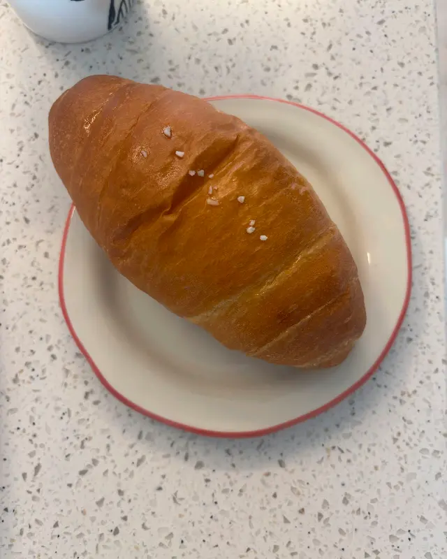 접시에 담긴 빵