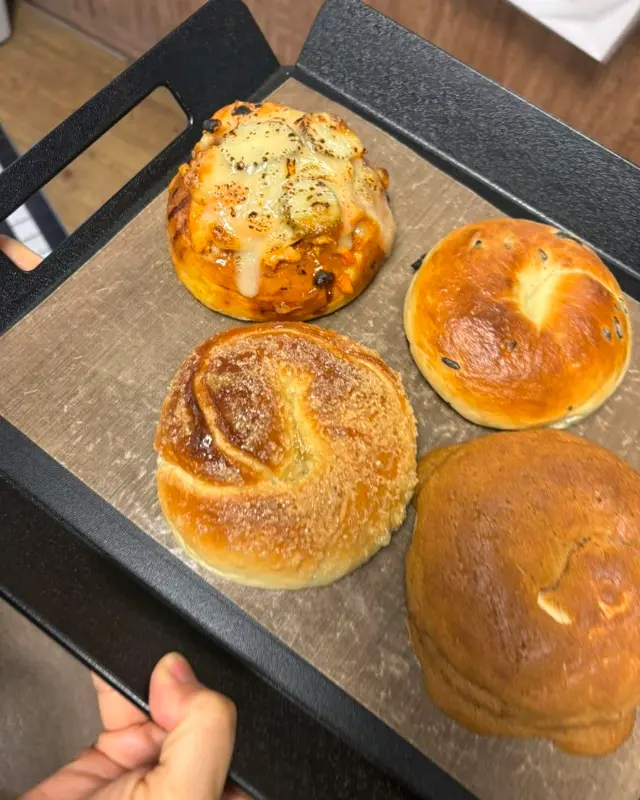 쟁반에 담긴 다양한 빵