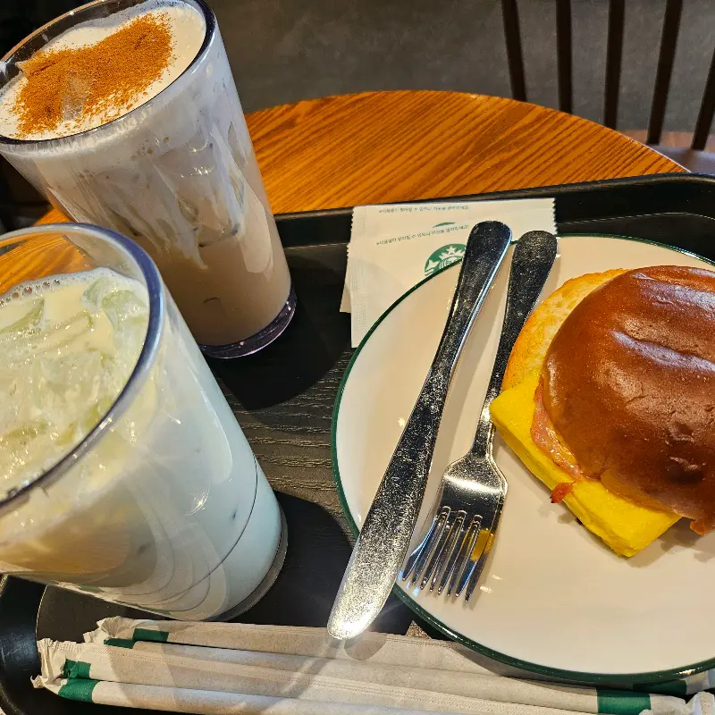 스타벅스 샌드위치와 음료