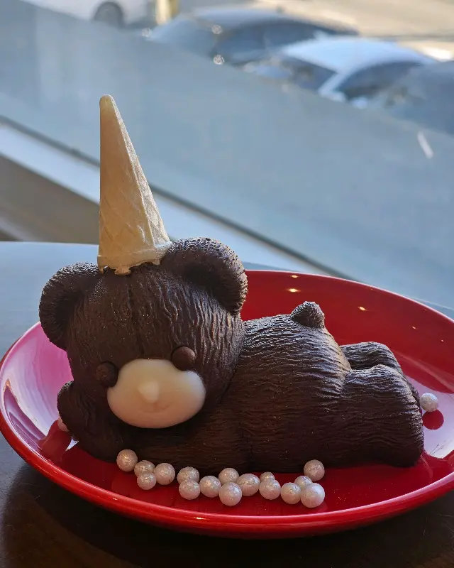 곰돌이 모양의 초코 케이크