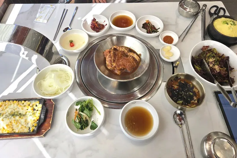 깔끔하게 차려진 밑반찬