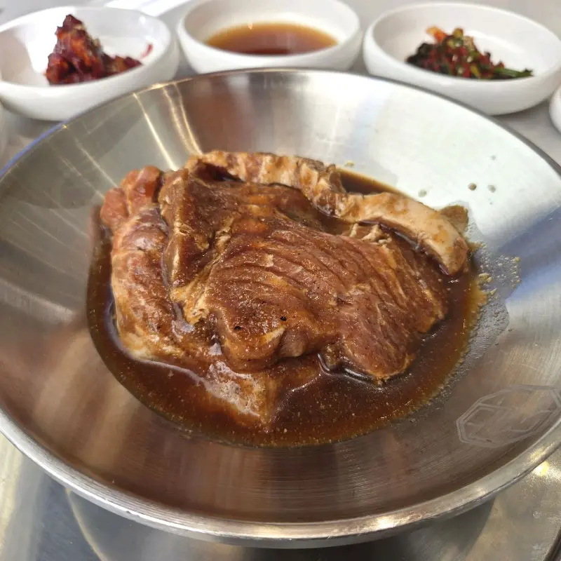 돼지갈비와 함께 제공되는 다양한 소스