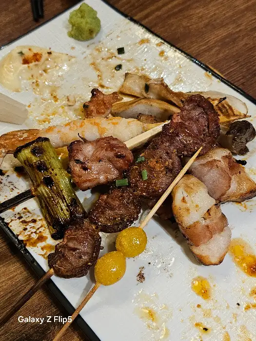 다양한 꼬치 요리가 플레이팅된 모습