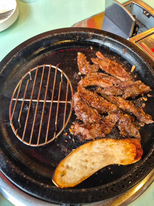 돌판 위에 구워지는 마늘소갈비