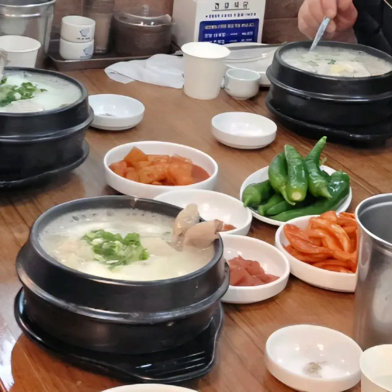 강원토종삼계탕 푸짐한 테이블