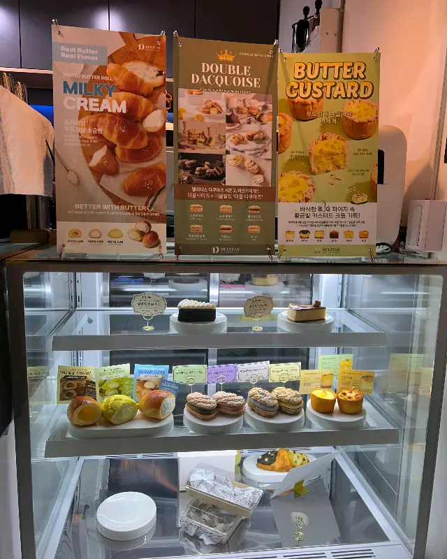 쇼케이스 안의 디저트들