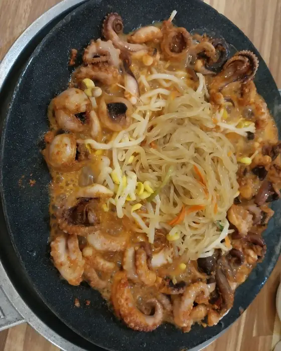 쭈꾸미와 콩나물, 당면이 함께 볶아지고 있는 모습