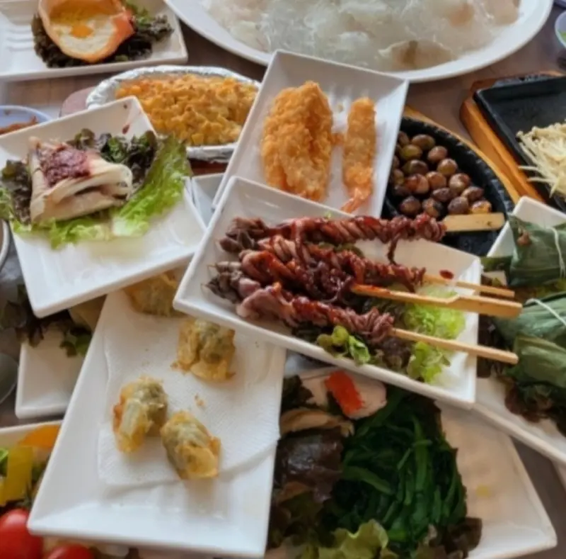 상이 가득 차려진 모습