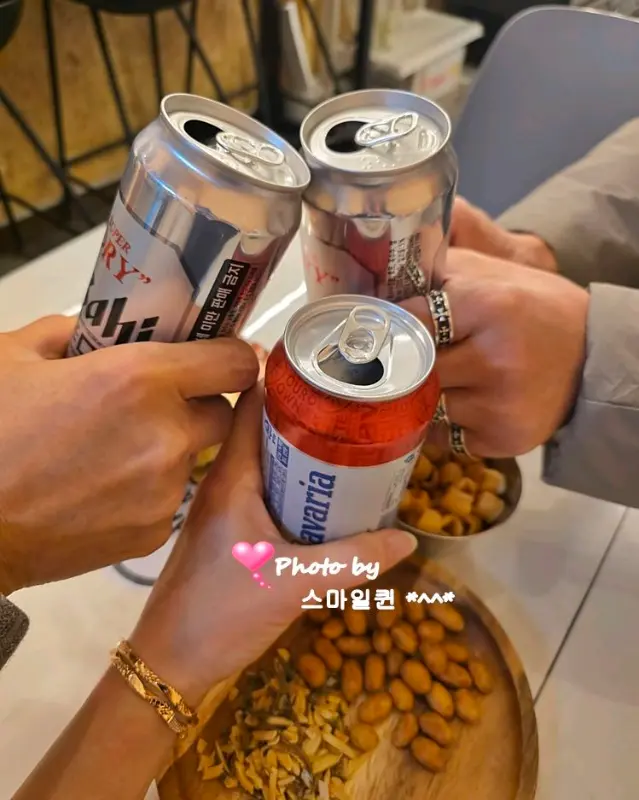 맥주로 건배하는 모습