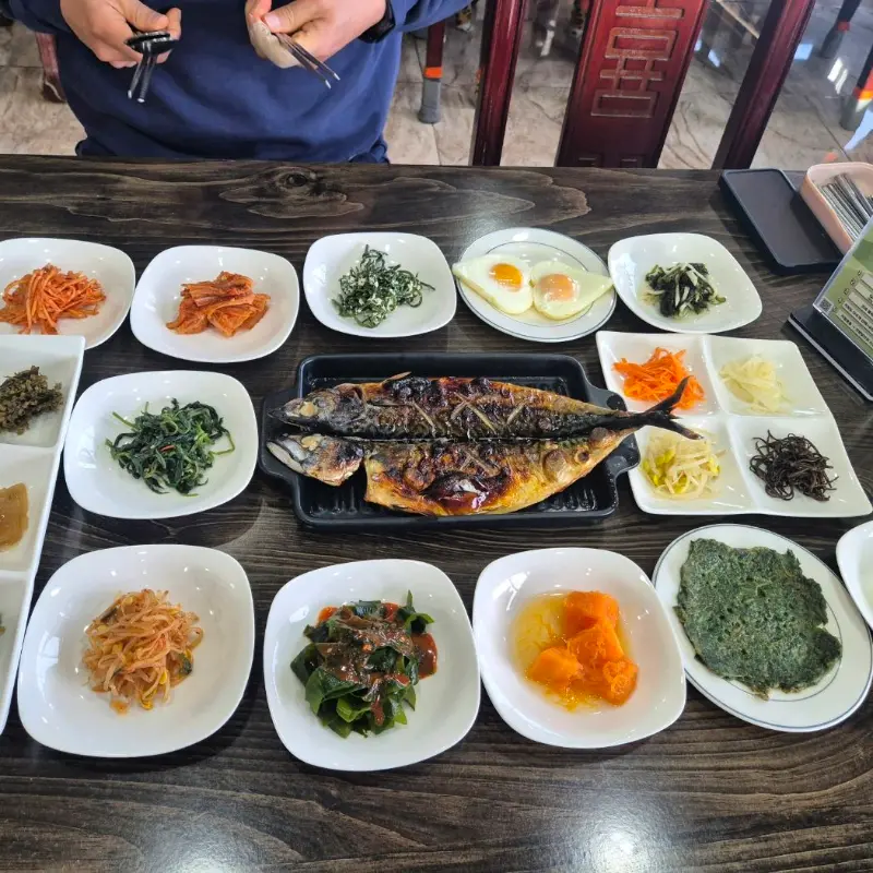 테이블 가득 차려진 한 상 차림