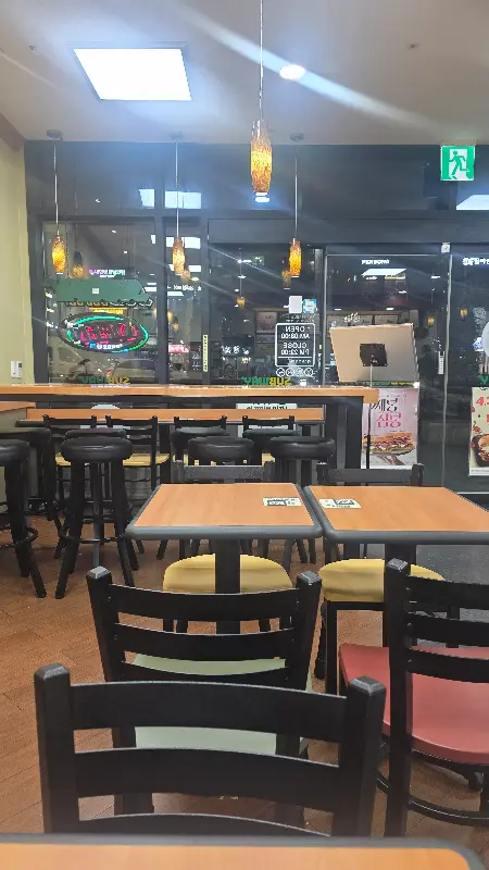 깔끔하고 넓은 서브웨이 광교중앙점 내부