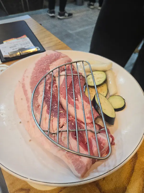 두툼한 숙성 삼겹살