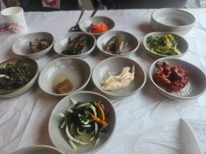 정갈하게 담긴 10가지가 넘는 반찬들이 보기만 해도 식욕을 자극한다.